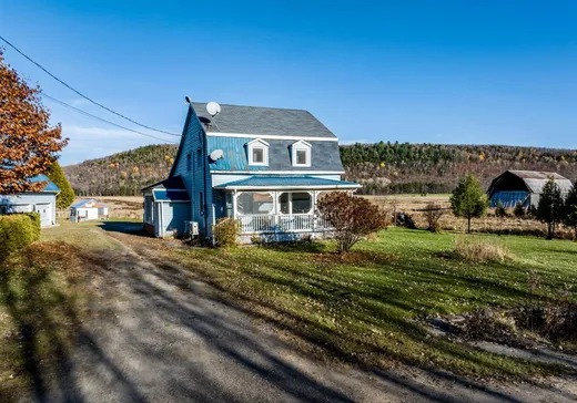 Two or more stories for sale - 200 1er rg Price, Lac-aux-Sables, G0X1M0