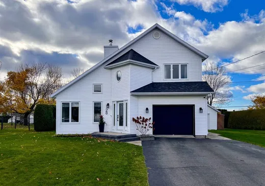 Two or more stories for sale - 28 Rue Debilly, Louisville, G6T1P2