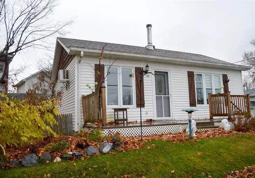 Bungalow à vendre - 122 Rue Draper, Cowansville, J2K2B3