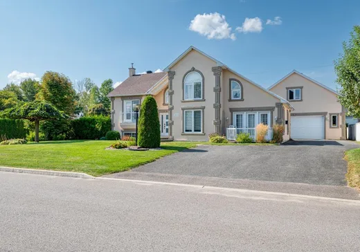 Two or more stories for sale - 208 Rue Savignac, St-Germain-De-Grantham, J0C1K0