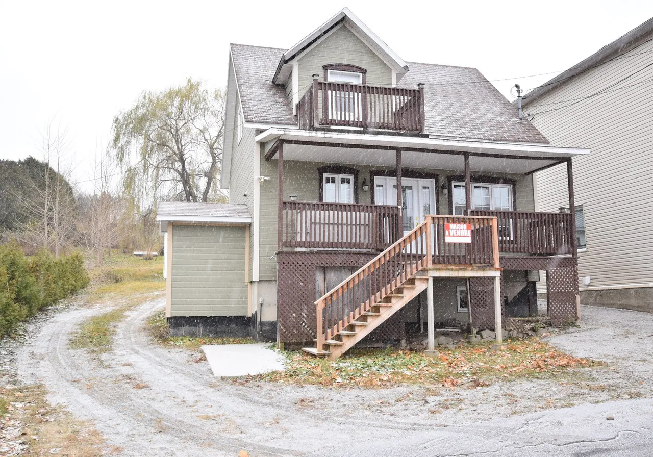 2460 Rue Commerciale S. — photo 1