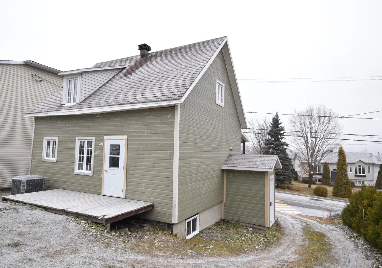 2460 Rue Commerciale S. — photo 2