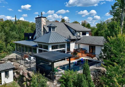 Un étage et demi à vendre - 8 Chemin ROBERT-SAVOIE, St-Etienne-De-Bolton, J0E2E0