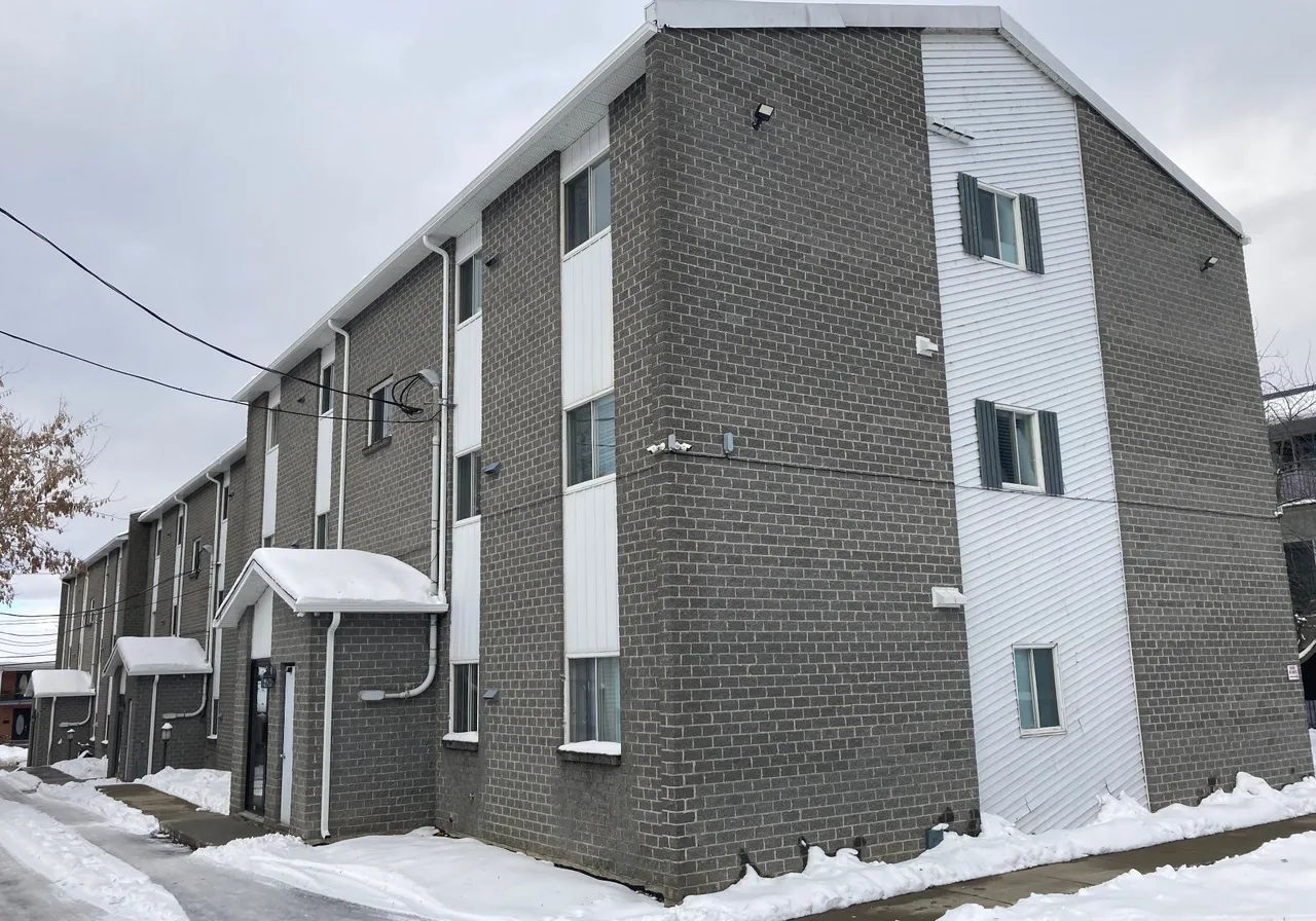 230 Rue Denison O. — photo 1