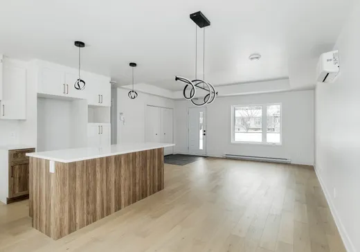 House for sale - 145 Rue St-Laurent, Lavaltrie, J5T 2X3