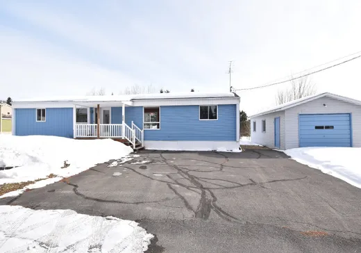 Two or more stories for sale - 488 Rue de la Plaine, Pohénégamook, G0L1J0