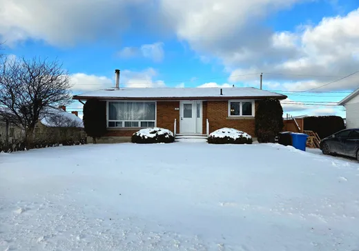 Two or more stories for sale - 25 Rue Grant, Matane, G4W1Z3