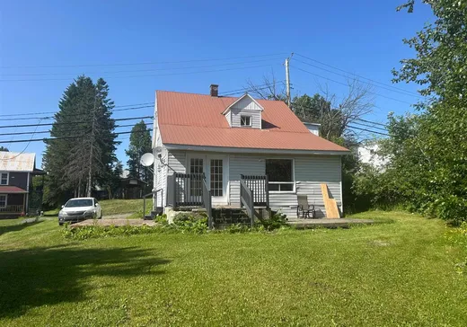Maison à vendre - 25 Rue de la Frontière O., Témiscouata-sur-le-Lac, G0L 2B0