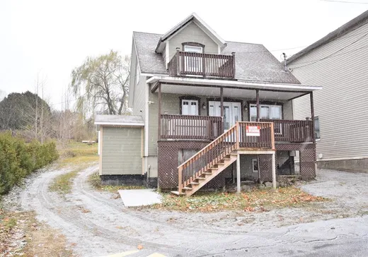 Un étage et demi à vendre - 2460 Rue Commerciale S., Témiscouata-sur-le-Lac, G0L1X0