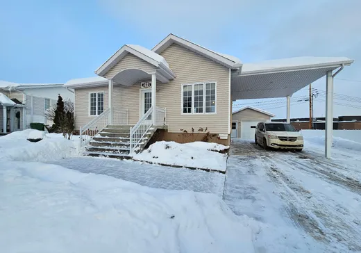 Maison à vendre - 1023 Rue du Boulevard, Saguenay, G7N 1J3