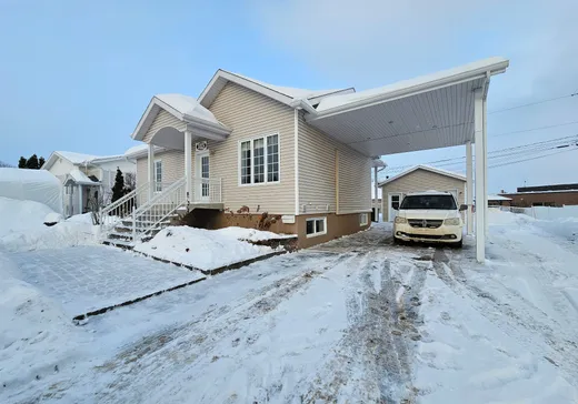 Maison à vendre - 1023 Rue du Boulevard, Saguenay, G7N 1J3