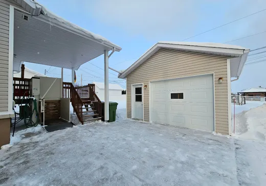 Maison à vendre - 1023 Rue du Boulevard, Saguenay, G7N 1J3