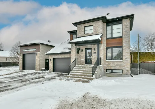 Two or more stories for sale - 3081 Boul. des Pins, Sainte-Marthe-sur-le-Lac, J0N1P0