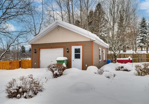 Maison à vendre - 699-699A Rue Commerciale N., Témiscouata-sur-le-Lac, G0L 1E0