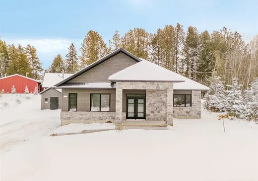 Bungalow à vendre - 553 Av. des Érables, Coaticook, J1A0C4