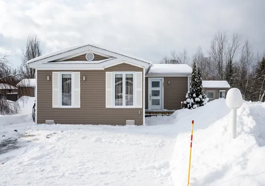 Two or more stories for sale - 315 Route 112, St-Etienne-De-Bolton, J0E2E0