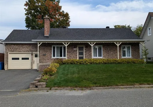 Bungalow à vendre - 1103 Rue Côté, Duparquet, G6G7B7