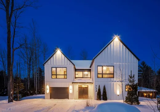 Two or more stories for sale - 734 Ch. Viens, Magog, J1X5N2