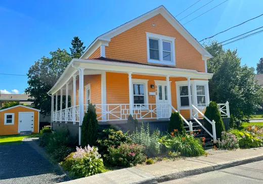 Maison à étages à vendre - 285 Rue St-Jean, Matane, G4W2G8