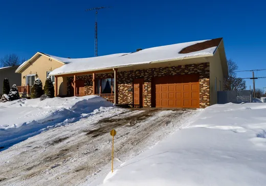Maison à vendre - 740 Rue Denis, Louiseville, J5V 1S1