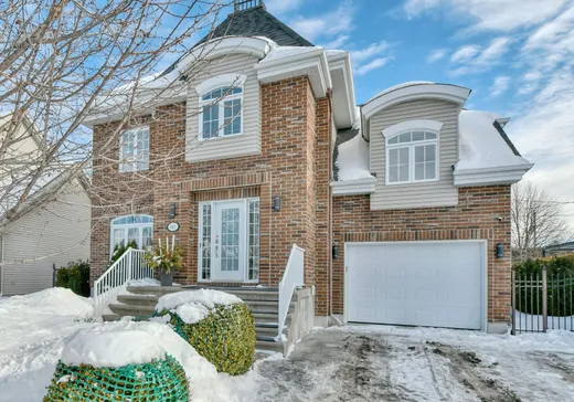 Two or more stories for sale - 301 25e Avenue, Sainte-Marthe-sur-le-Lac, J0N1P0