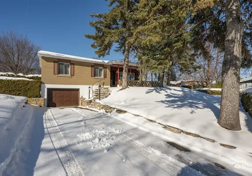 Bungalow à vendre - 560 Rue Hocquart, Laval (Duvernay), H7E3N7