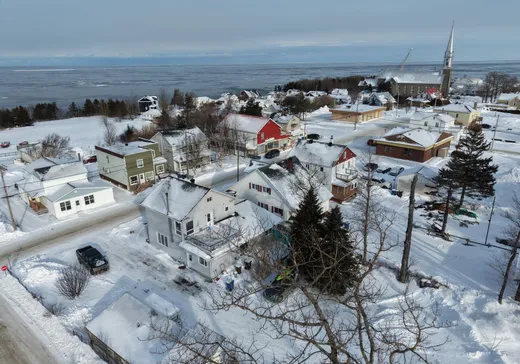 House for sale - 197 Rue Principale, Les Mechins, G0J 1T0