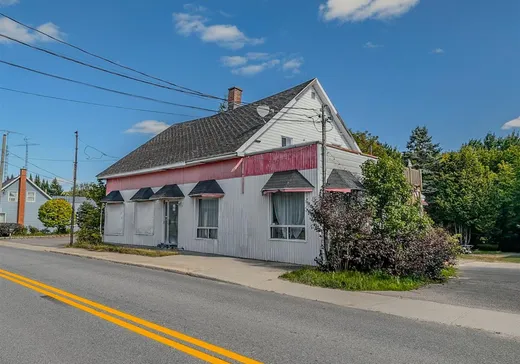 Two or more stories for sale - 108-110 Rue Ste-Anne, St-Alexis-Des-Monts, J0K1V0