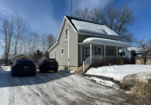 Un étage et demi à vendre - 26 Rue St-Joseph S., Témiscouata-sur-le-Lac, G0L2B0