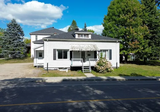 Two or more stories for sale - 730 Rue Pelletier, Mont-Laurier, J9L2X1