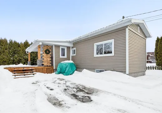 Bungalow for sale - 74 Ch. du Bord-de-l'Eau, Sainte-Barbe, J0S1P0