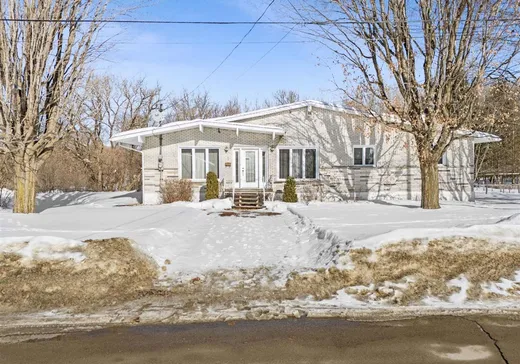 Bungalow for sale - 1 Rue St-Joseph, Windsor, J1S2E6