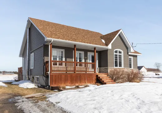 Two or more stories for sale - 285 Rue Centrale, Saint-Stanislas-de-Kostka, J0S1W0