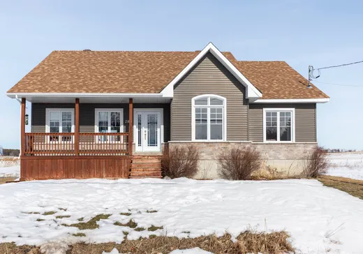 House for sale - 285 Rue Centrale, Saint-Stanislas-de-Kostka, J0S 1W0