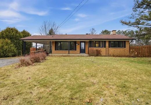 Bungalow à vendre - 517 Av. Couillard, Canton De Stanstead, J1A1S7