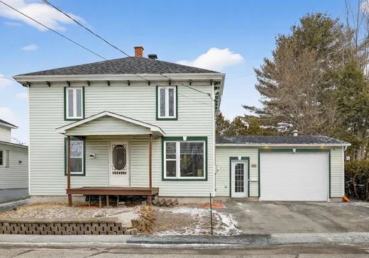 Two or more stories for sale - 891 Rue St-Désiré, Black-Lake, G6H1M4