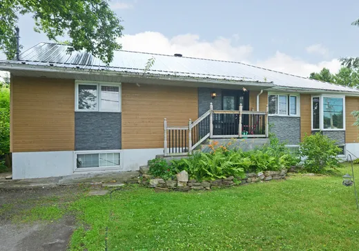 Two or more stories for sale - 320 Route 202, Godmanchester, J0S1H0