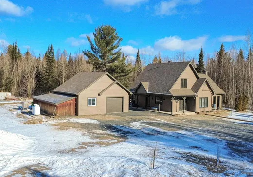 Two or more stories for sale - 1824 Rue DeChantal, Saint-Lucien, J0C1N0