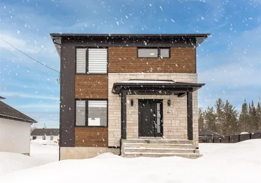 Two or more stories for sale - 202 Rue du Jaseur, St-Apollinaire, G0S2E0