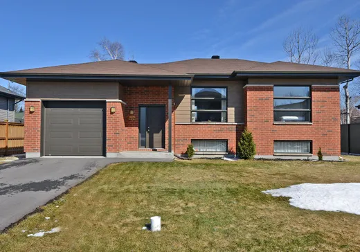 Two or more stories for sale - 272 Av. des Cageux, Saint-Zotique, J0P1Z0