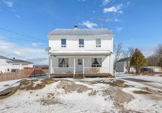 Two or more stories for sale - 1551 Rue Principale, St-Philemon, G0R4A0