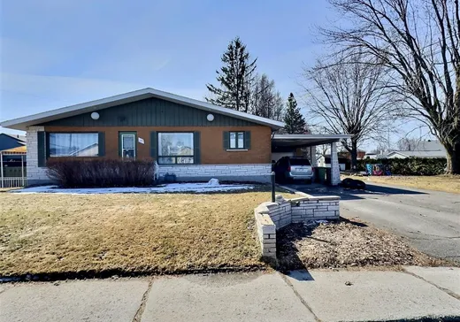 Bungalow à vendre - 1057-1057A Rue d'Acton, Acton Vale, J0H1A0