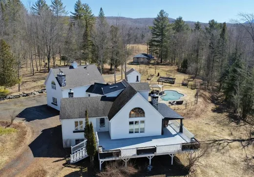 Two or more stories for sale - 70 Ch. Schoolcraft, Mansonville, J0E1X0