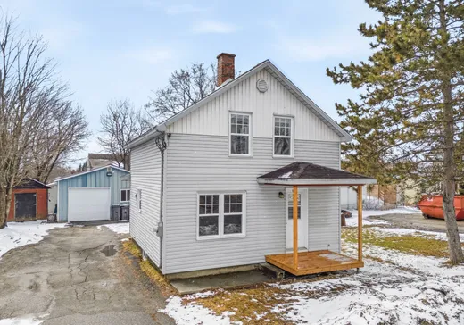 Maison à étages à vendre - 127 Rue St-Pierre, East Angus, J0B1R0