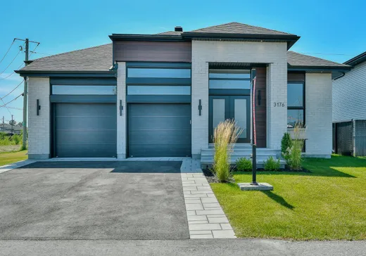 Two or more stories for sale - 3176 Boul. des Pins, Sainte-Marthe-sur-le-Lac, J0N1P0