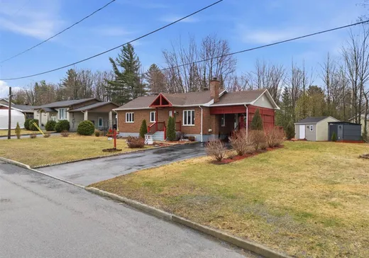 Bungalow à vendre - 880 Rue Courtemanche, Magog, J1X3B1
