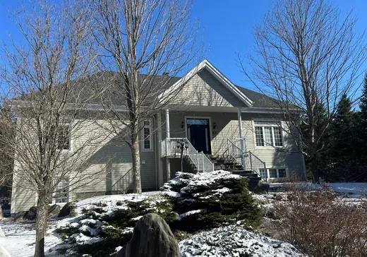 Two or more stories for sale - 2 Rue du Mirage, Knowlton, J0E1V0