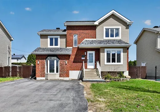 Maison à étages à vendre - 235 Rue Laurier, L'Île-Perrot, J7V7X1