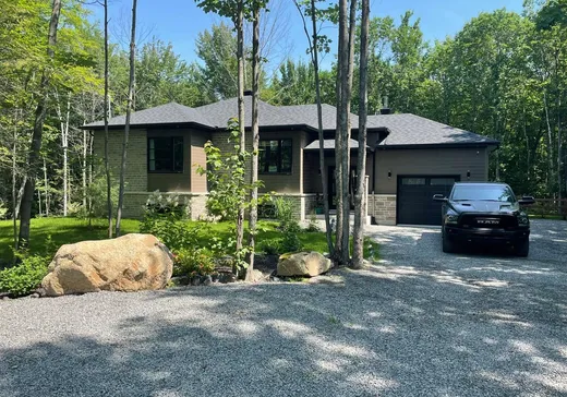 Bungalow for sale - 154 Ch. du Roi, St-Hippolyte, J8A0B7