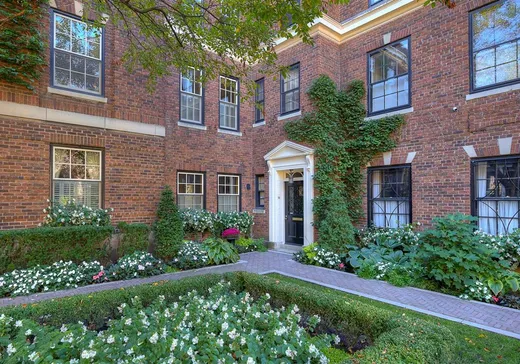 Two or more stories for sale - 16 Place de Chelsea, Montreal (Ville-Marie), H3G2J9